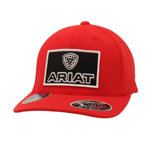 Gorra Flexfit roja con logo horizontal de Ariat.