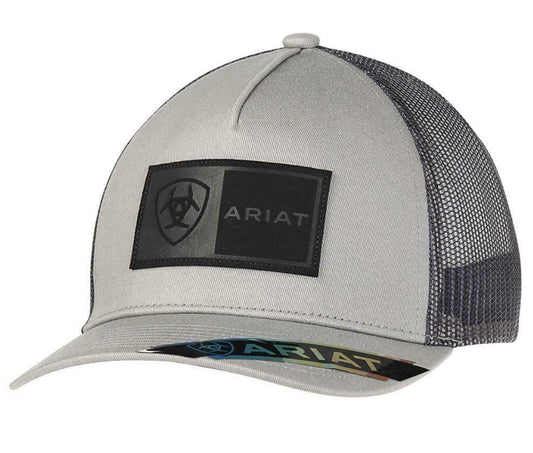 Gorra gris con parche rectangular de Ariat y logotipo de Ariat.