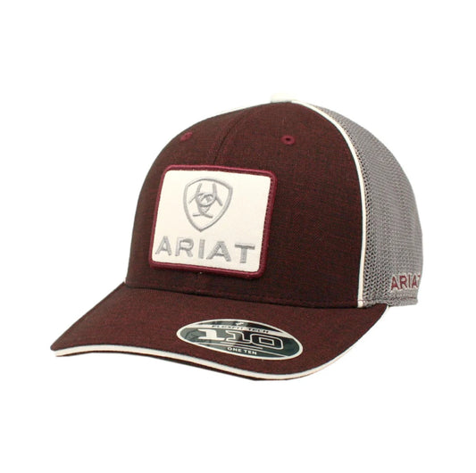Gorra Ariat con parche grande del logo en color burdeos.