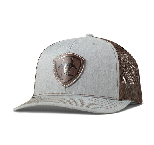 GORRA ARIAT GRIS CLARO CON PARCHE DE PIEL SINTÉTICA