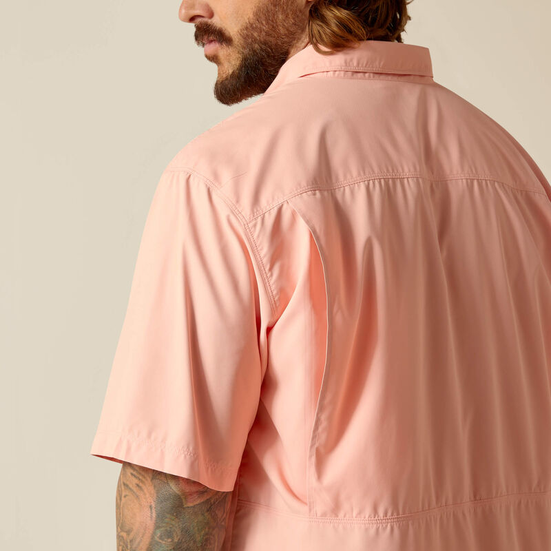 Camiseta ARIAT Venttek Outbound color albaricoque rosado de manga corta.