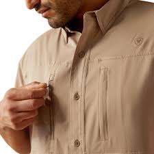 Camiseta Ariat Venttek color gris topo de manga corta.