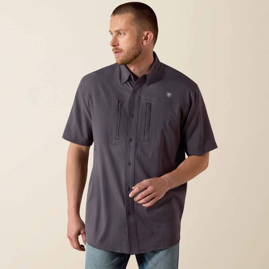 Camiseta Ariat Venttek Clssc de manga corta, color carbón.