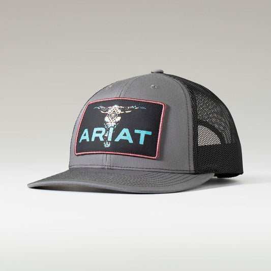 Gorra Ariat color carbón con parche de calavera de toro.