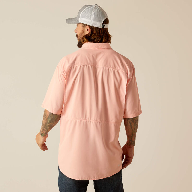 Camiseta ARIAT Venttek Outbound color albaricoque rosado de manga corta.