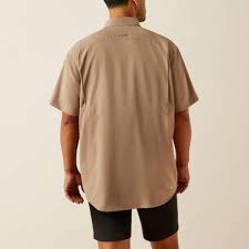 Camiseta Ariat Venttek color gris topo de manga corta.